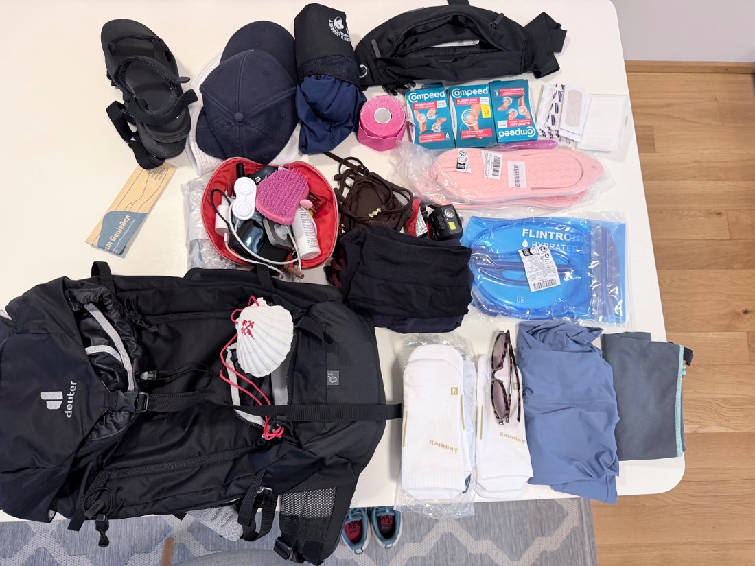 Alle Packliste-Gegenstände auf dem Tisch ausgebreitet