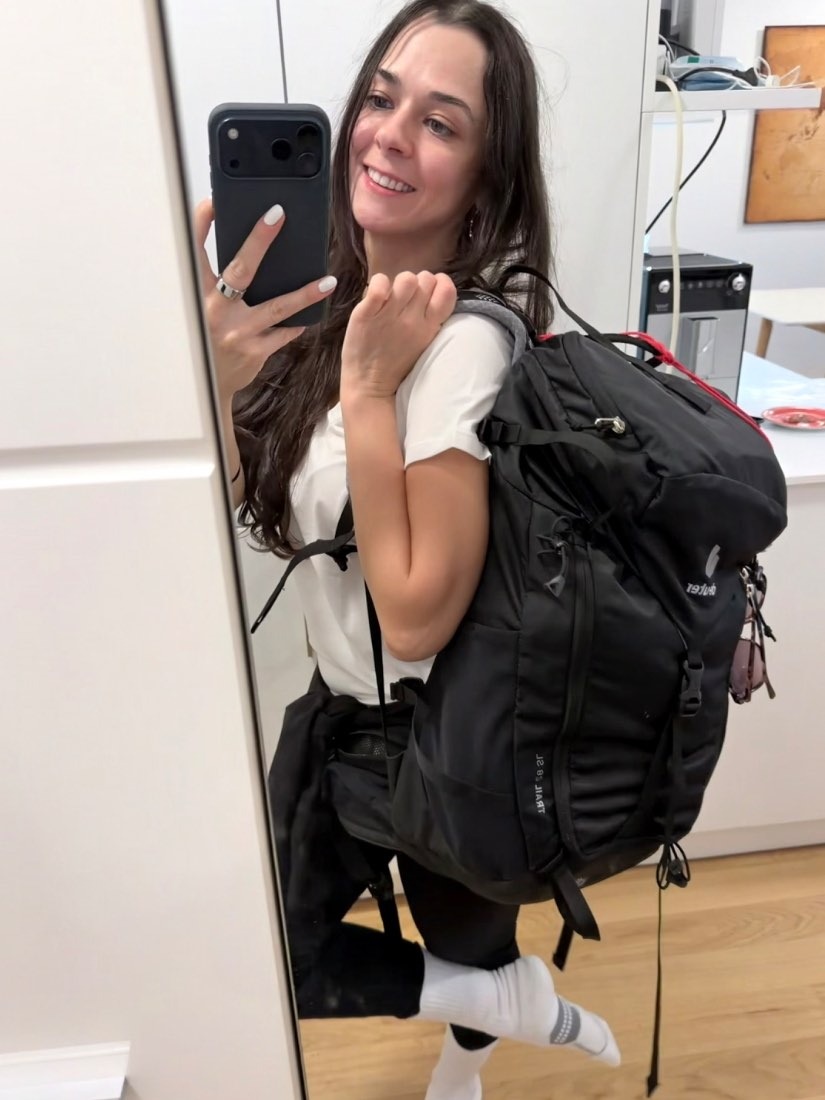 Angezogen und mit gepacktem Rucksack, startklar