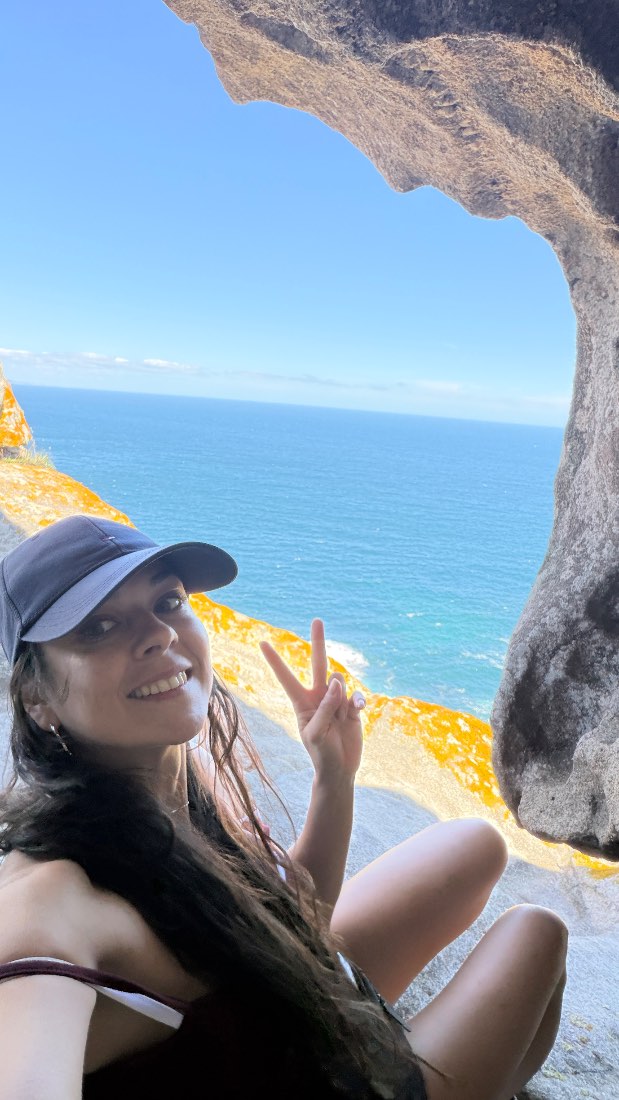 Irina in einer Felsenhöhle über dem Atlantik